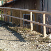 Zaun mit Holzstangen waagrecht